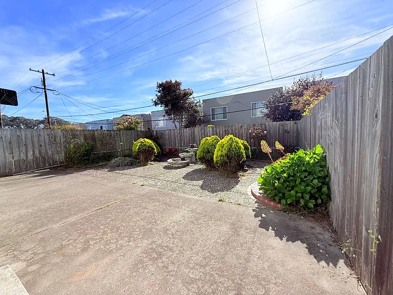 Lakeshore Dr — Photo 8
