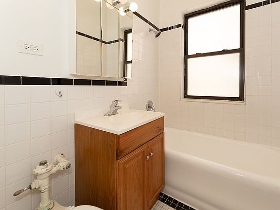 4th image of 2850 N Sheridan Rd #12