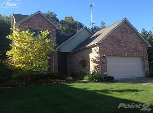 3101 Harbor Pointe Cir, Fenton, MI 48430