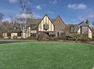 4 Carriage Hill Dr, Far Hills, NJ 07931