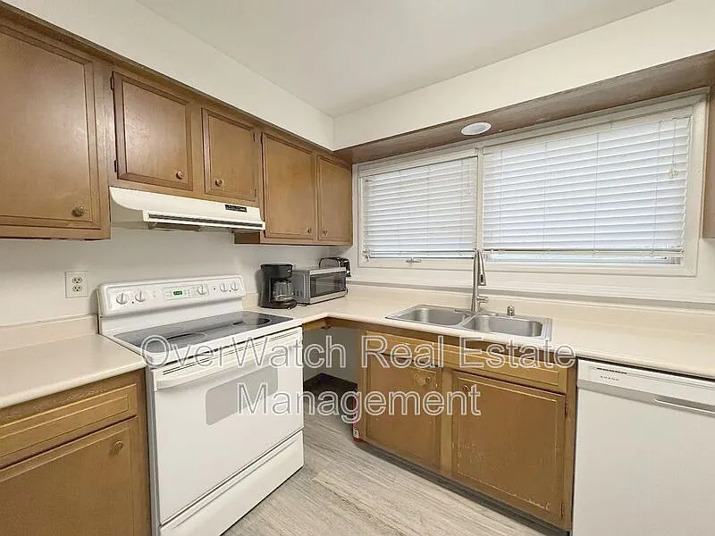 2 bed, 1.0 bath, $1,600 — Photo 3