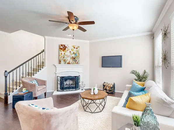 1032 Charleston Ln, Aubrey, TX 76227