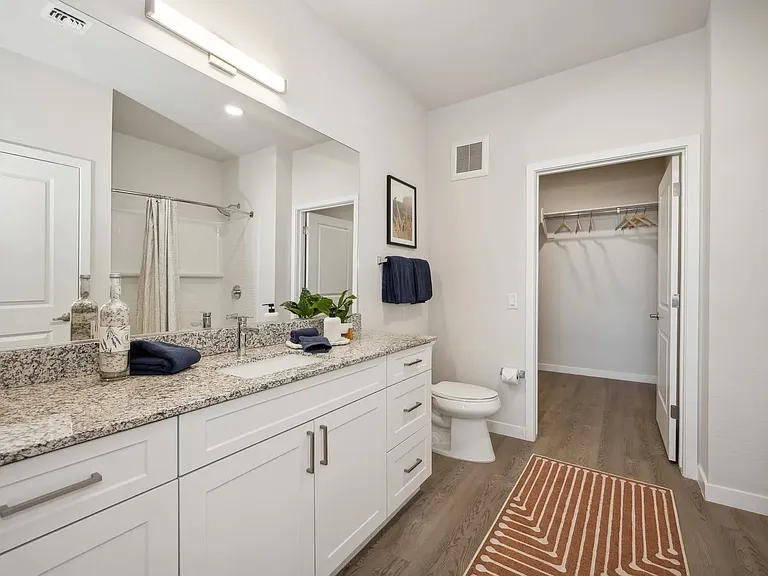 Longbow Luxury Apartments — Photo 43