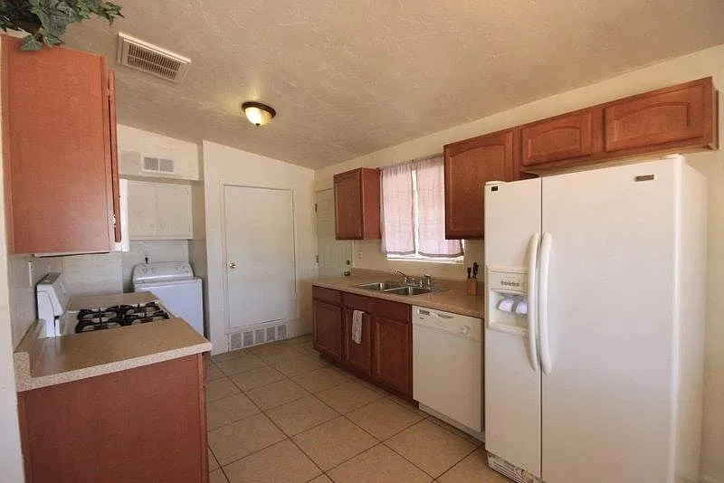3 bed, 1050 sqft, $1,390 — Photo 4