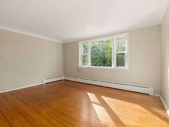 3rd image of 261 College St #1576624