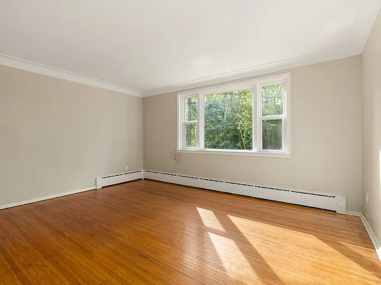 261 College St — Photo 3