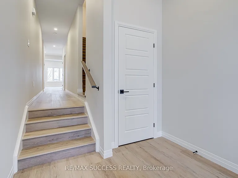 147 Siebert Ave — Photo 8