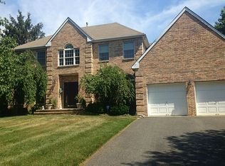 14 Rozlyn Ct, Red Bank, NJ 07701