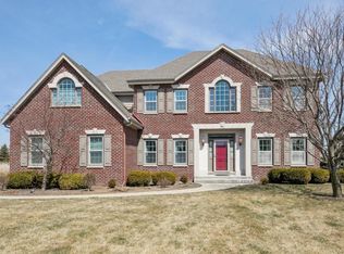 12208 N Rolling Field Dr, Mequon, WI 53097