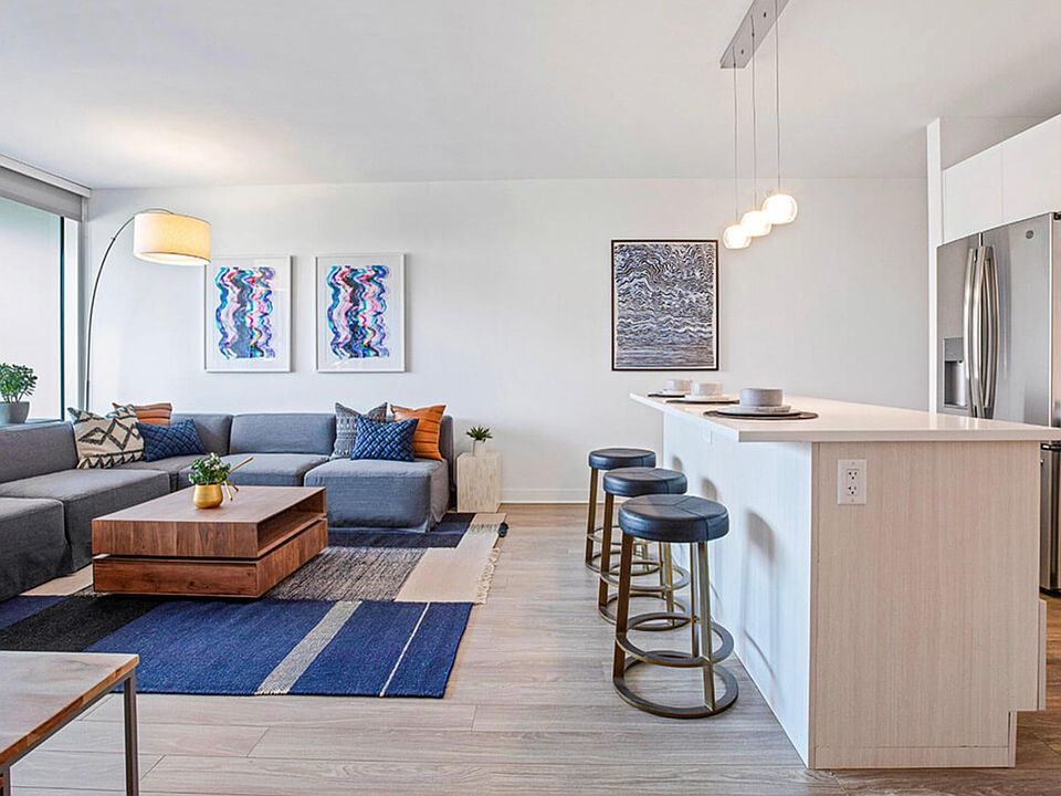 1st image of 2330 N Lincoln Ave #1102