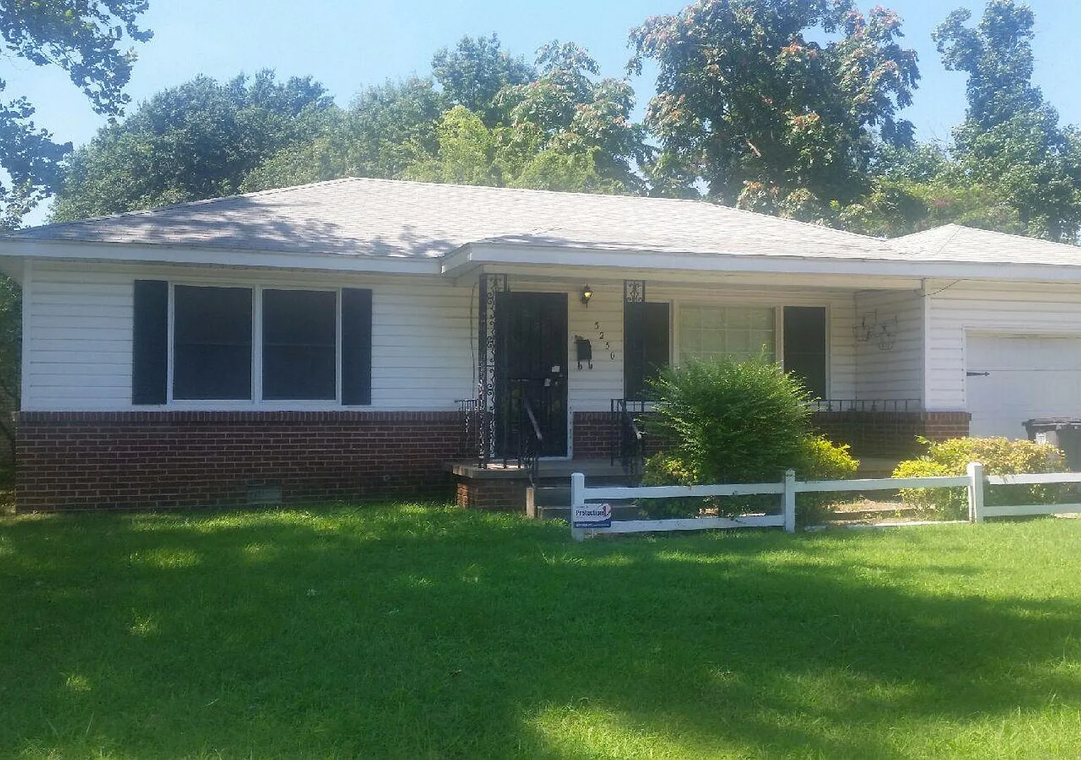 Corner lot w/mature trees, gorgeous hardwoods, small bonus room off kitchen-perfect for an office. — Photo 1