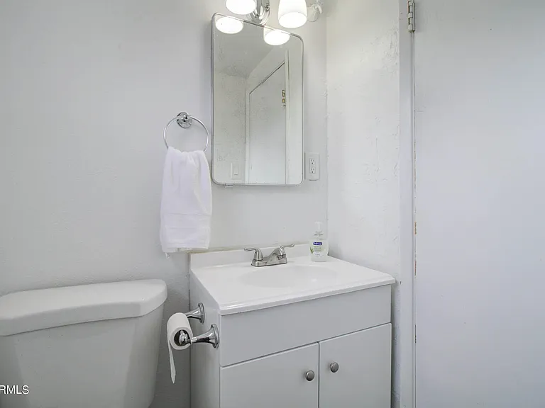 877 E Sycamore St #D — Photo 3
