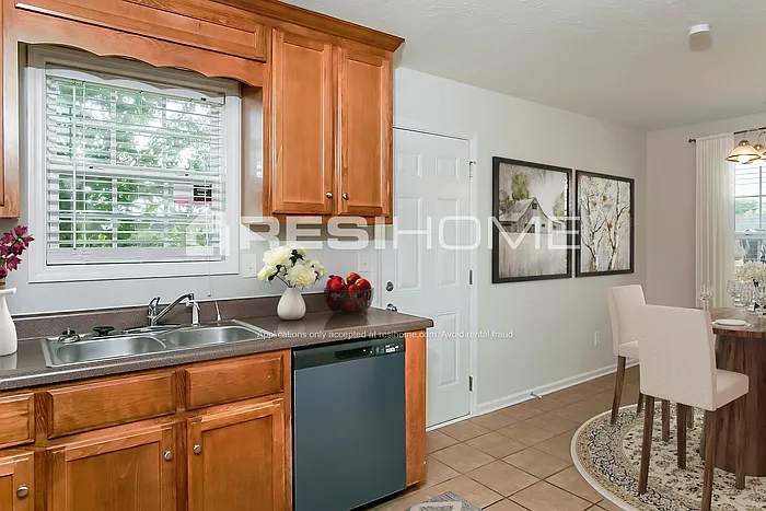 3 bed, 2.0 bath, 1489 sqft, $1,495 — Photo 3