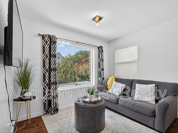 2nd image of 3859 Carrall Rd #3