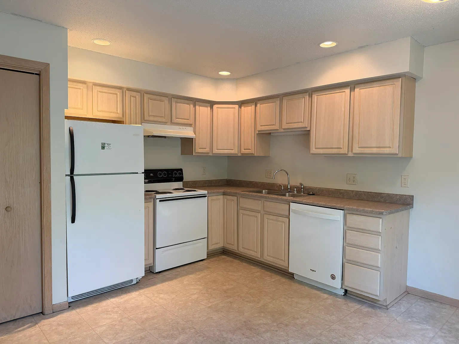 3 bed, 1200 sqft, $1,675 — Photo 2