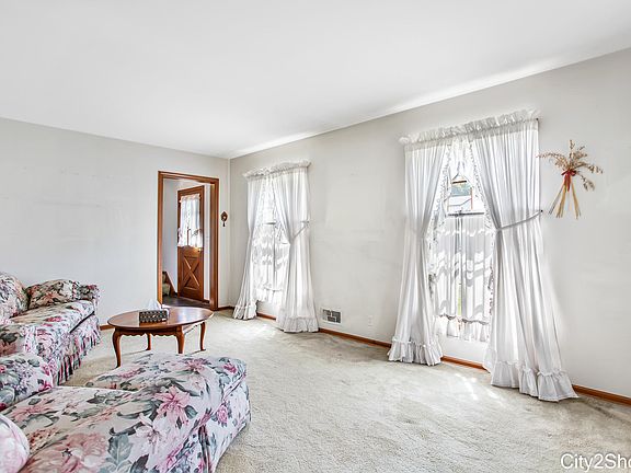5th image of 2702 Brooklane Ave SE