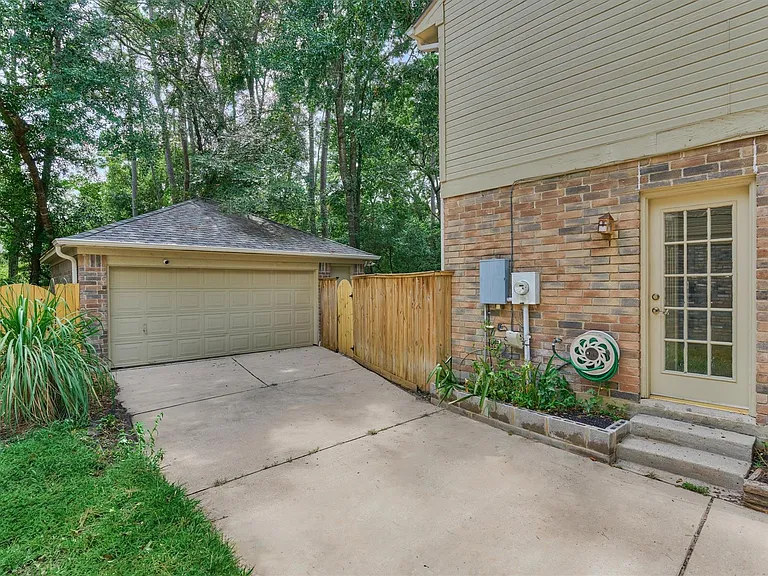 71 Breezy Point Pl — Photo 32