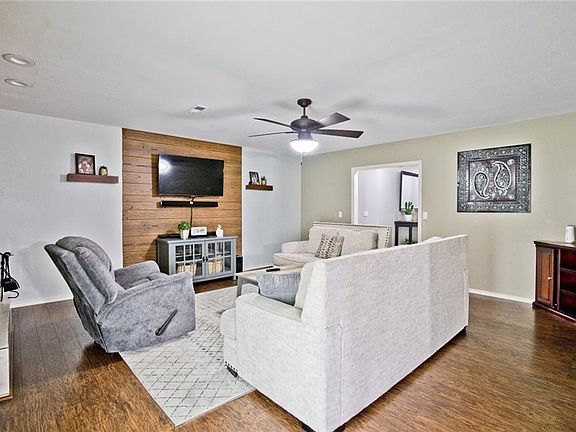 4th image of 2407 Backus Ave