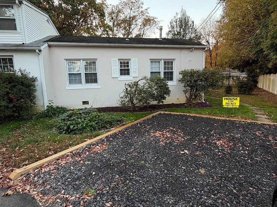 706 Lansing Ct
