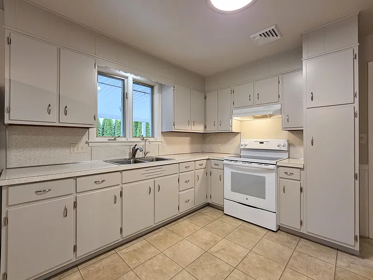 2 Colonial Ave — Photo 8