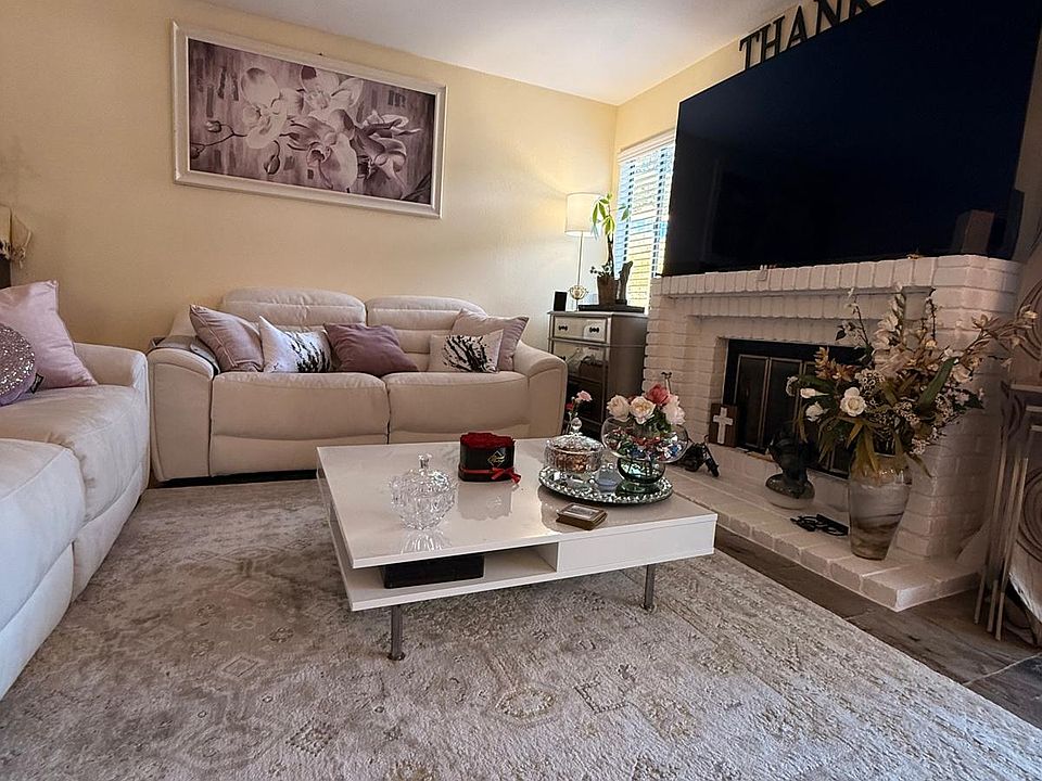 1st image of 524 Via De La Valle