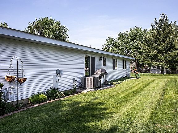 4th image of 1059 Mohegan Ln