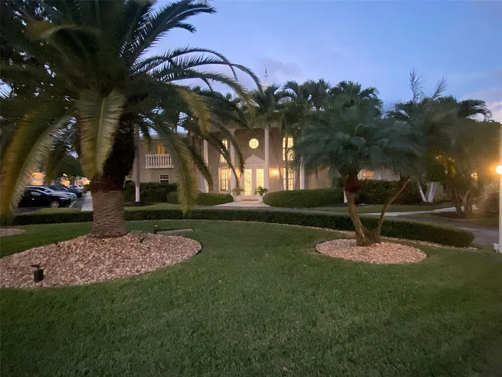 2 bed, 2.0 bath, 1340 sqft, $4,500 — Photo 2
