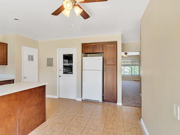 3rd image of 424 Civic Center Dr