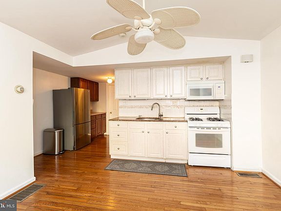 4th image of 910 Mountain St