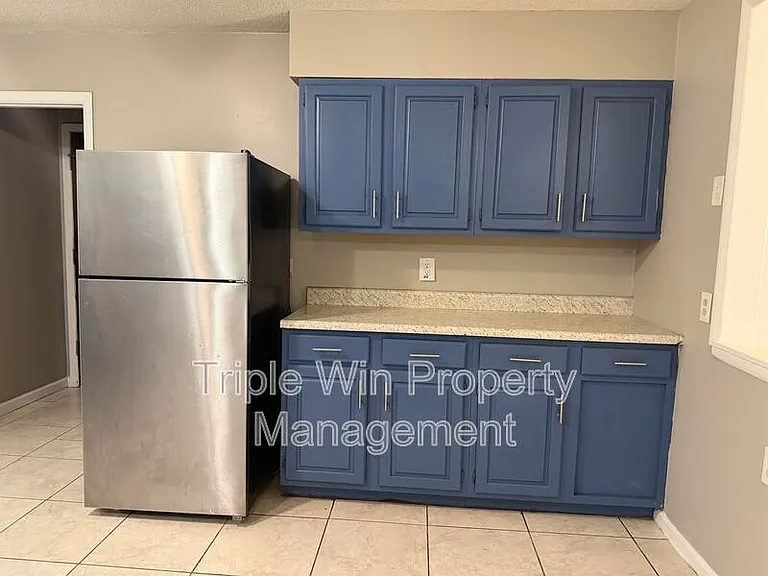 714 Undercliff Dr — Photo 9