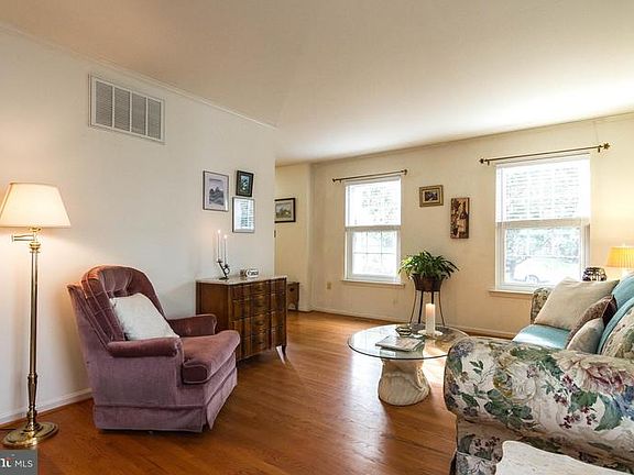 4th image of 24 Francis Ct