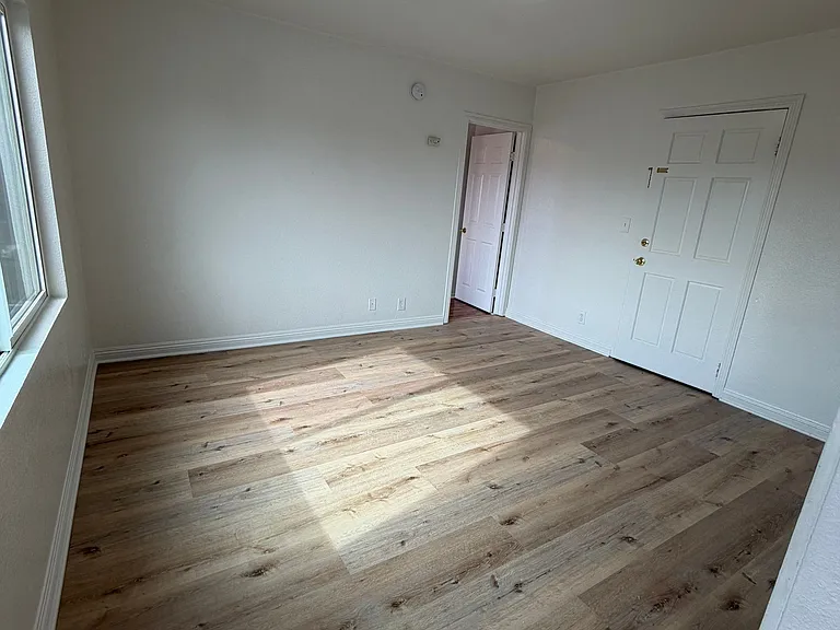 714 E 108th St #7 — Photo 11