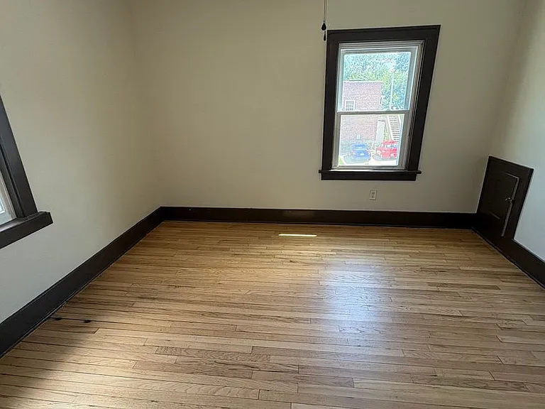 564 S 35th St — Photo 10
