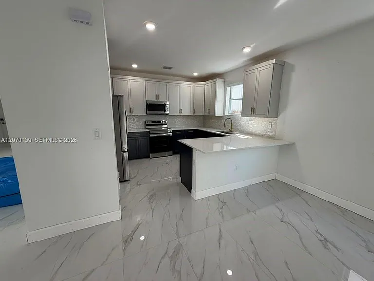 1409 SE 26th Ter — Photo 3