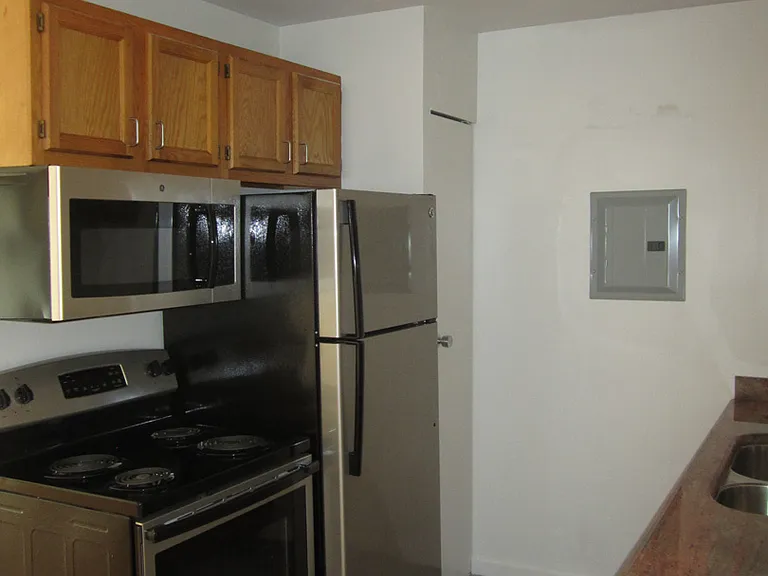 85 W Maple Rd #8 — Photo 2