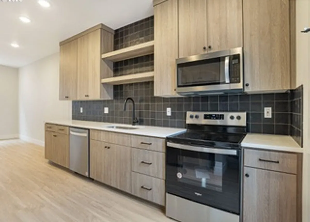 Building Photo - L0553