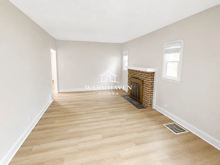 1040 Mercer Ave — Photo 2