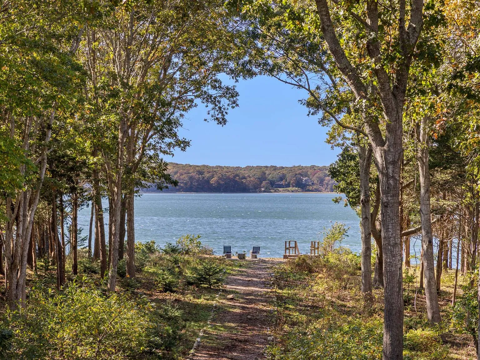 Three Mile Harbor Waterfront Cottage — Photo 3