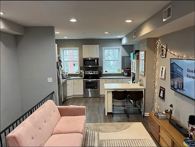 2 bed, 1050 sqft, $3,300 — Photo 2