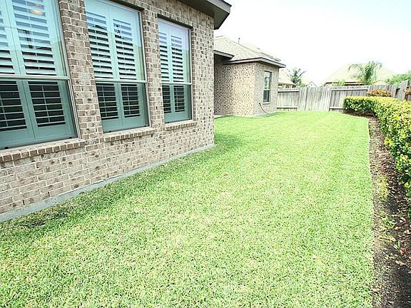 GREAT BACKYARD BIG ENOUGH FOR BEAUTY... SMALL ENOUGH FOR EASY CARE
