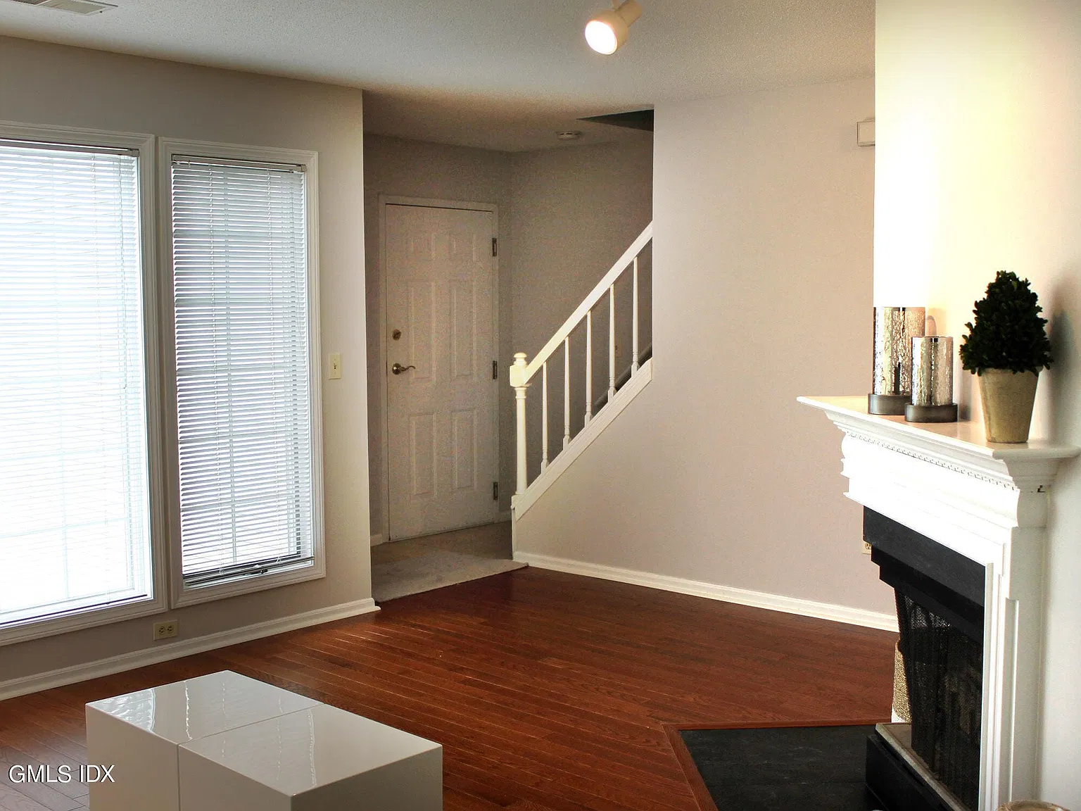 2 bed, 2.5 bath, 1364 sqft, $4,595 — Photo 2