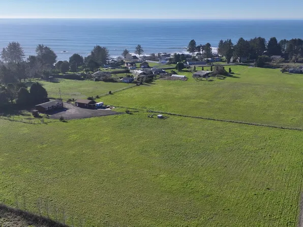 15717 Goshen Ln, Brookings, OR 97415