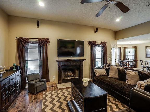 4th image of 810 E Texas Ave