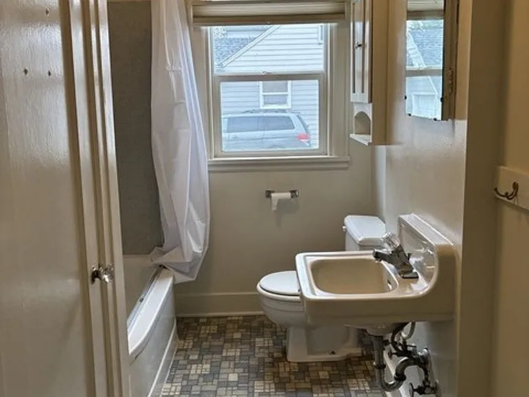 595 E Washington St — Photo 17