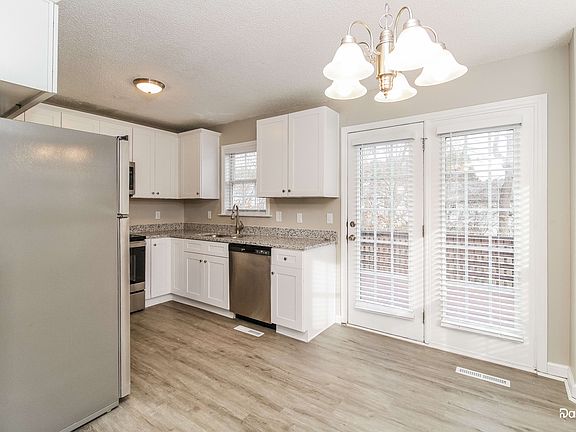 4th image of 4065 Lenora Dr