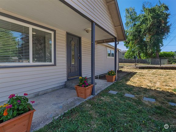 3rd image of 619 10th Street SE