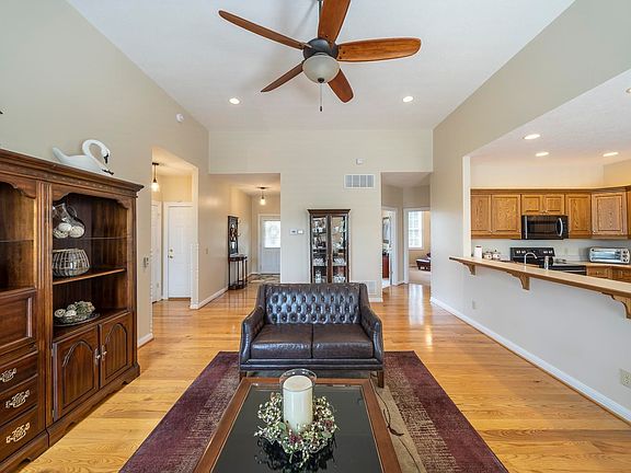 3rd image of 51 Cambridge Cir