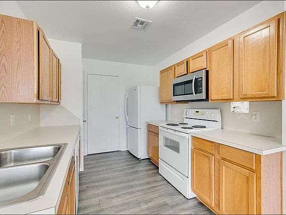 4th image of 909 Hyacinth Hollow Dr