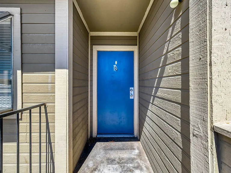 2745 Jennydiane Dr #D — Photo 2