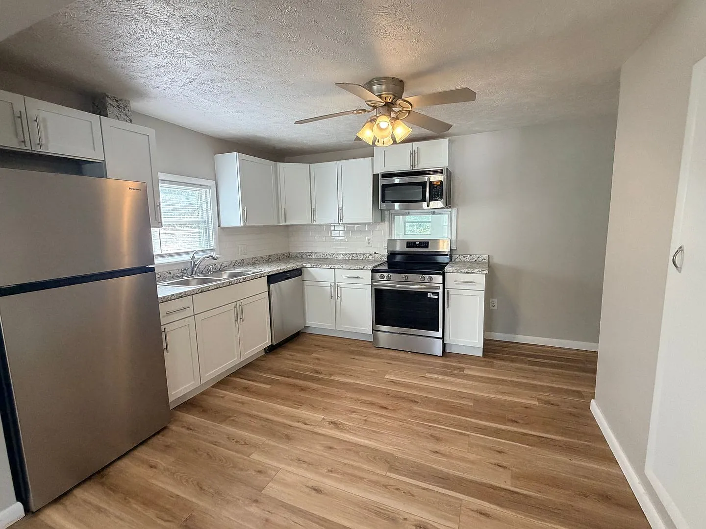Spacious Updated 2BR/1BA with bonus room! — Photo 3
